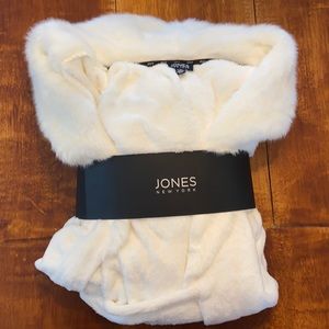 ✨Jones New York Cream Robe with Faux-fur ✨